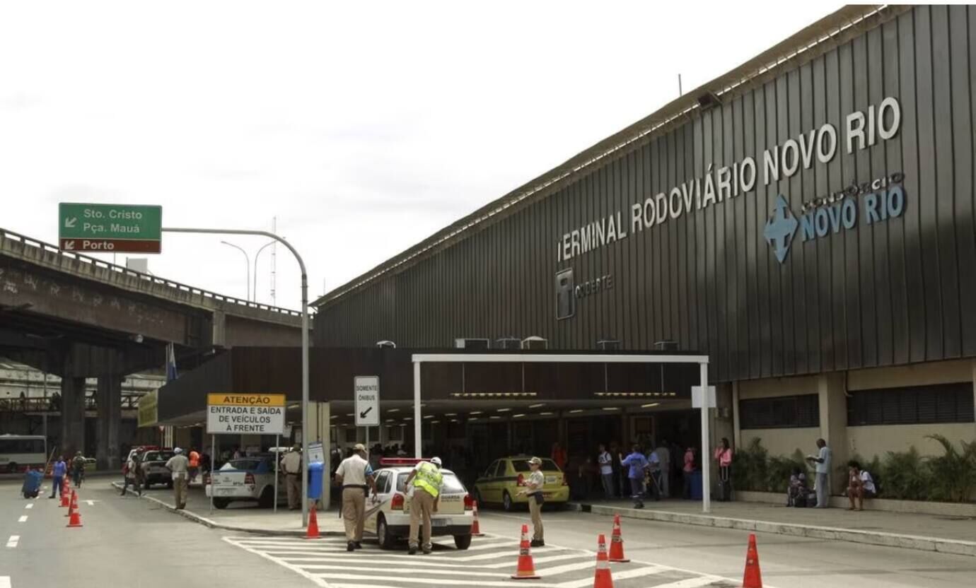 A terminal building with a sign reading "Terminal Rodoviário Novo Rio."