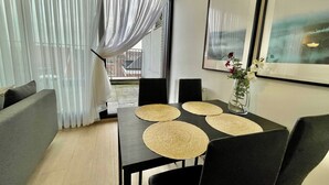 A dining area with a table, chairs, and a view through the window. - Chic Antwerp Oasis Near Diamond Hub (Antwerp)