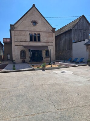 Exterior - The hidden courtyard - the theater (zellwiller)