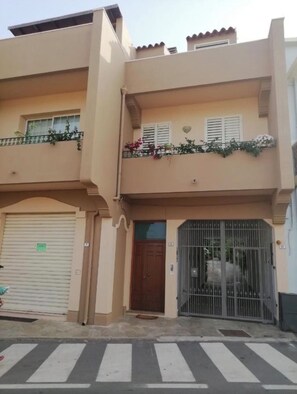 Exterior detail - 2 Rooms with one bathroom in the heart of Villasimius with terrace and parking (Villasimius)
