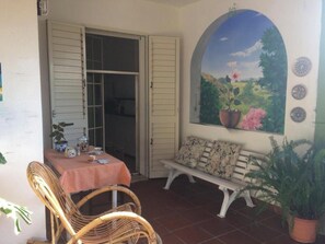 Outdoor dining - 2 Rooms with one bathroom in the heart of Villasimius with terrace and parking (Villasimius)