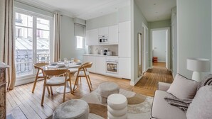 Eine moderne Wohnung mit Essbereich, Küche und Wohnzimmer.