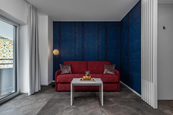 Chambre Supérieure Double ou avec lits jumeaux, balcon | Coin séjour