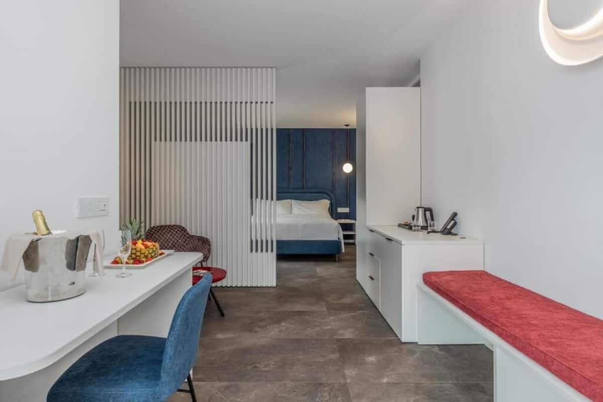 Suite, Balcony, Pool View