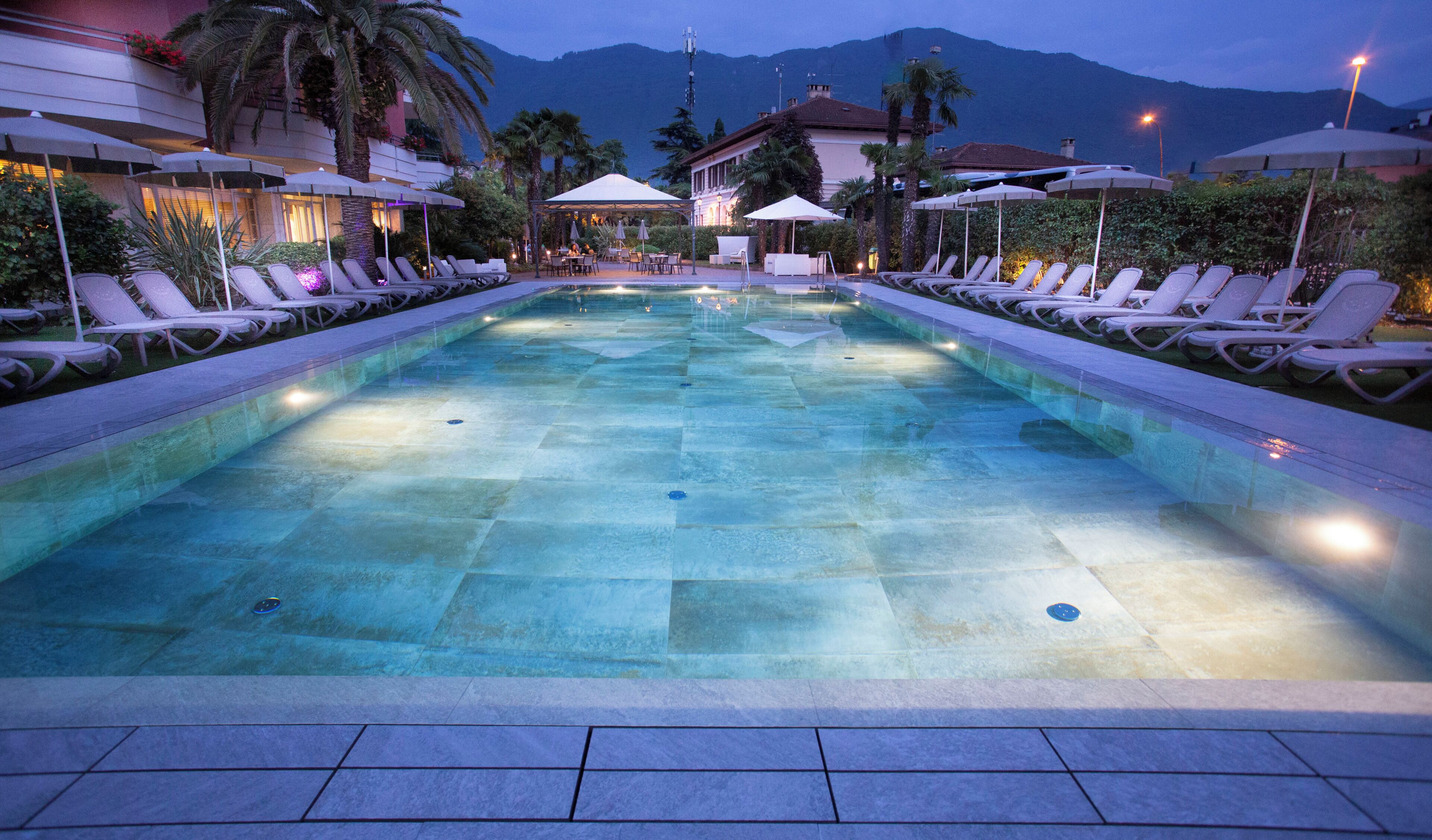 Piscina stagionale all'aperto, ombrelloni da piscina, lettini