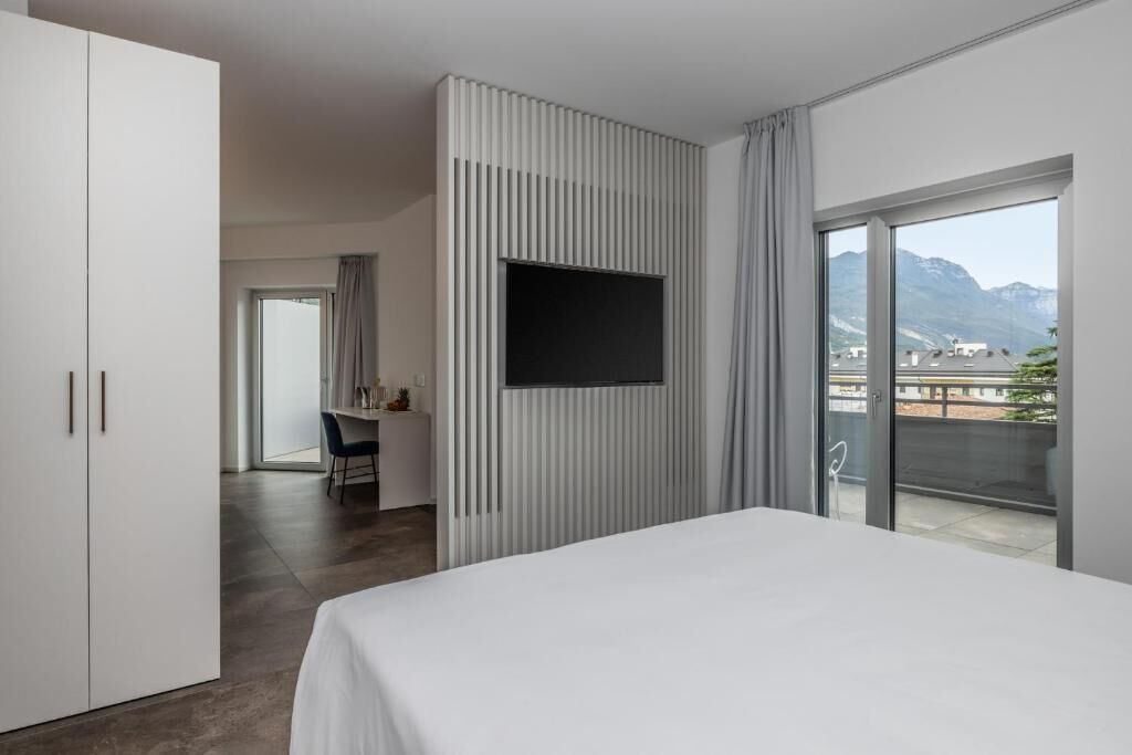 Suite, balcon, vue piscine | Coffres-forts dans les chambres, bureau, rideaux occultants