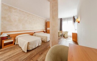 Quarto triplo standard, sacada | Cofres nos quartos, escrivaninha, cortinas blackout