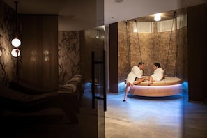 Salas de tratamiento para parejas, un sauna, baño turco