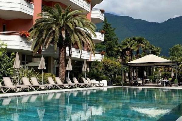 Piscina stagionale all'aperto, ombrelloni da piscina, lettini