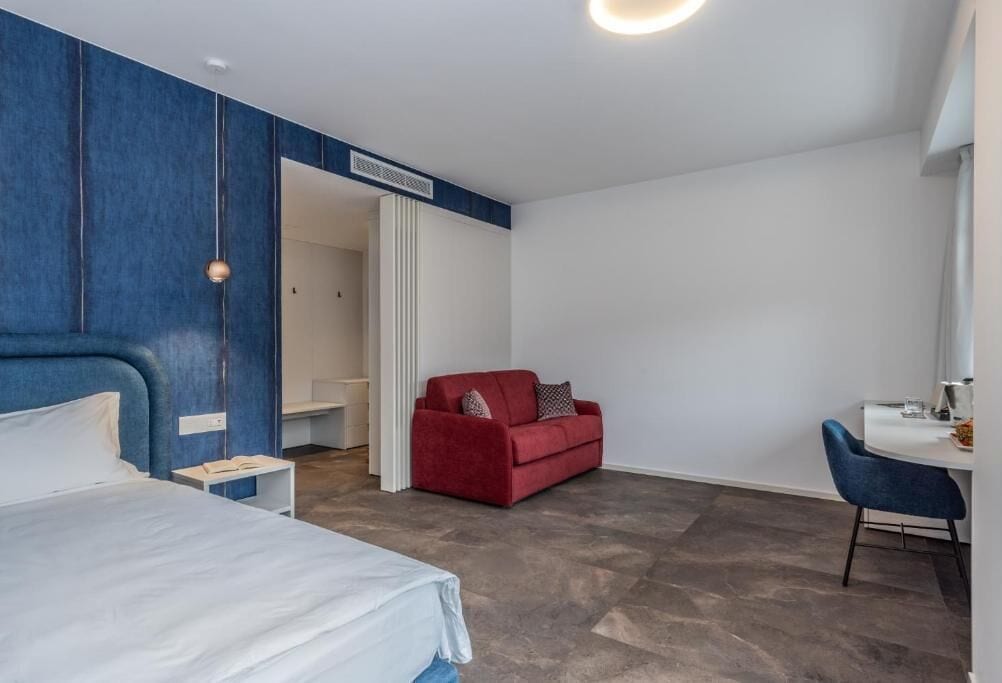Superior-Doppel- oder -Zweibettzimmer, Balkon, Poolblick | Zimmersafe, Schreibtisch, Verdunkelungsvorhänge, schallisolierte Zimmer