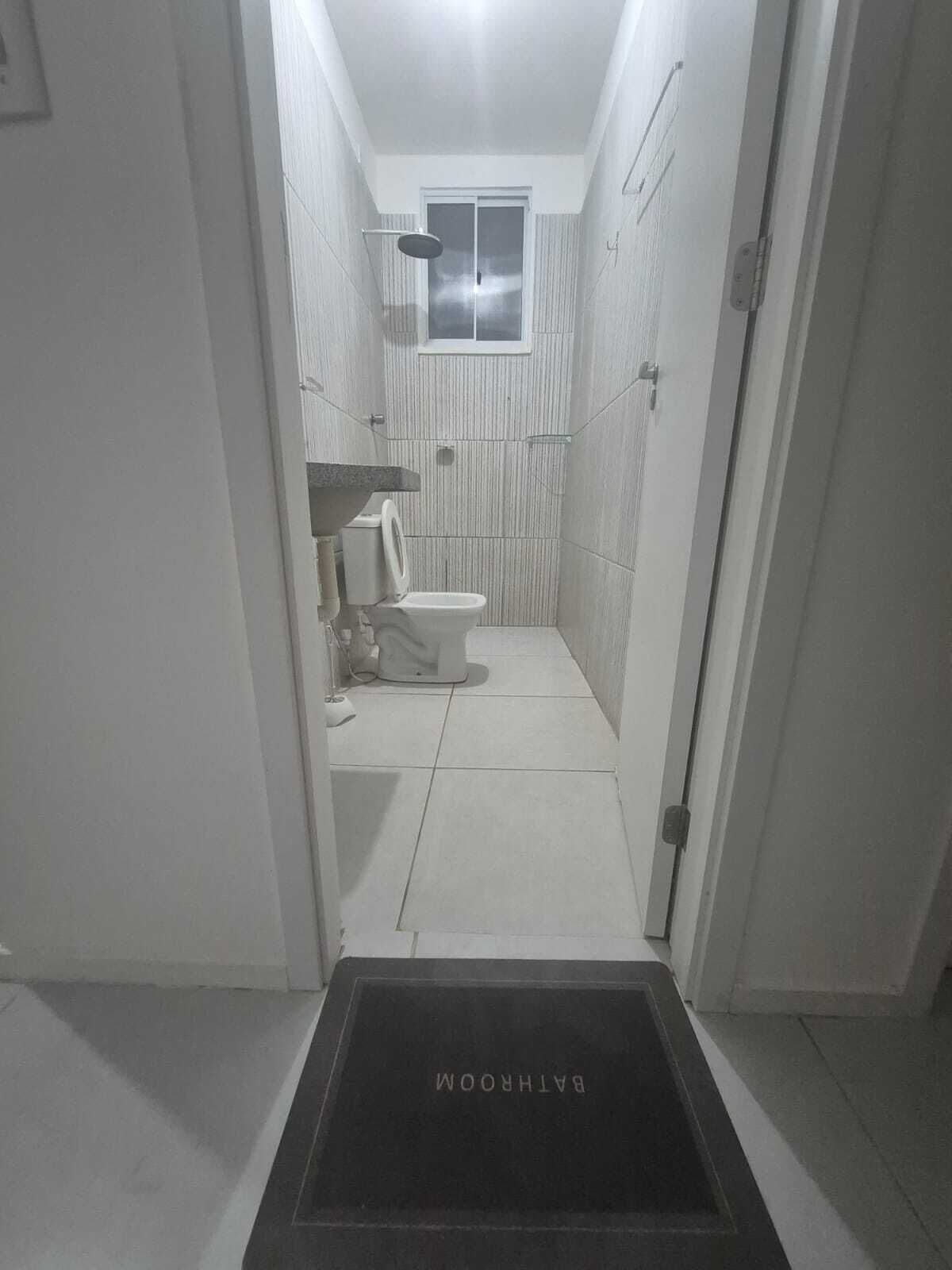 Een douche, een haardroger, handdoeken, toiletpapier