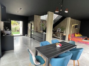 Outdoor dining - Vrbo Property (Saleilles)