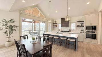 House, Multiple Beds, Hot Tub (The Blue Sapphire) | Dining