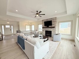 House, Multiple Beds, Hot Tub (The Blue Sapphire) | Living area