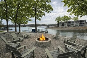Terrace/patio - The Blue Sapphire - Dock, Hot Tub & Fire Pit (Sunrise Beach)