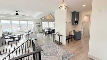 House, Multiple Beds, Hot Tub (The Blue Sapphire) | Living area