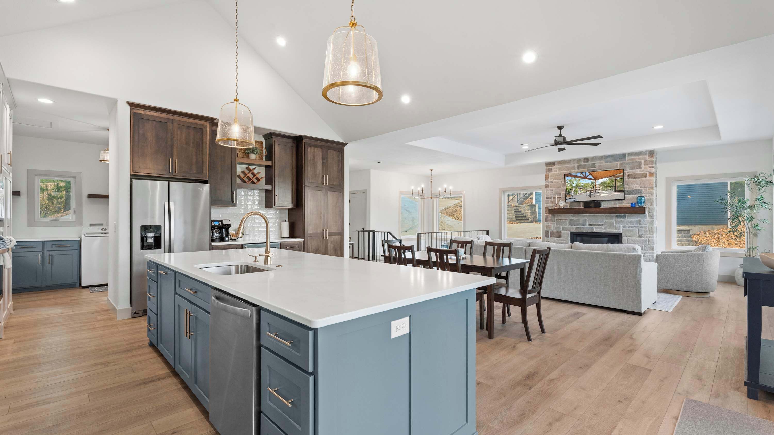 House, Multiple Beds, Hot Tub (The Blue Sapphire) | Interior