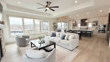 House, Multiple Beds, Hot Tub (The Blue Sapphire) | Living area