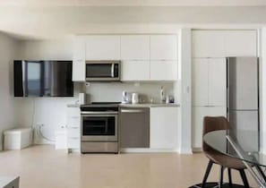 Private kitchen - Premium 2BR Condo with Free parking (Toronto)