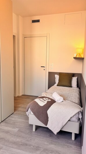 Room - Venice Mestre Center Apartment Single Room With Private Bathroom (Venezia)