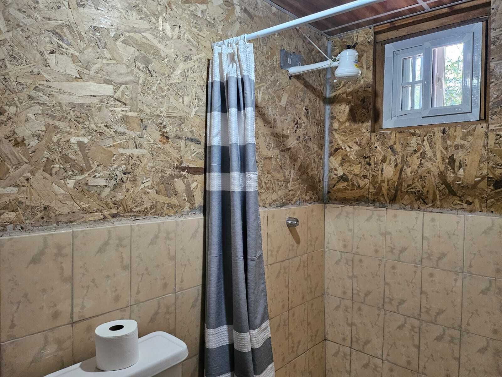 Dusj, håndklær, såpe og toalettpapir