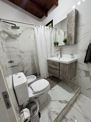 Douche, bidet, serviettes fournies, savon