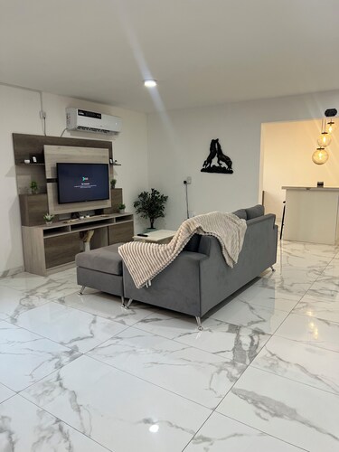 Casa completa 2 habitaciones 2 baños a 7 minutos del aeropuerto y 5 de la ciudad