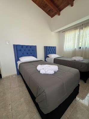 2 habitaciones, tabla de planchar con plancha y wifi gratis 
