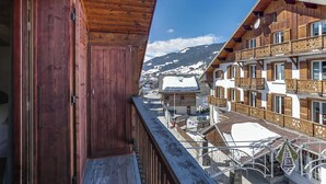 A wooden building with balconies, a view of a snowy mountain, and a clear sky. - Cozy 2bdr/5p Apartment Near the ski Slopes (Megeve)