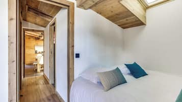Apartment | 2 bedrooms, laptop workspace, iron/ironing board, bed sheets