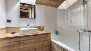Apartment | Bilik Mandi | Tab mandi, pengering rambut, tuala disediakan, syampu