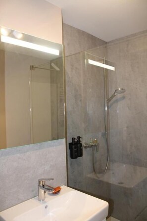 Comfort Double Room Single Use, 1 Queen Bed, Non Smoking, Courtyard View | Bathroom