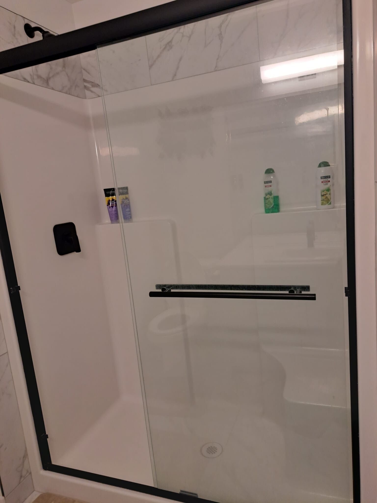 Hårtørrer, håndklæder, Sæbe, Toiletpapir