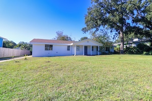 Exterior - Relaxing home in friendly cul de sac, sleeps 8, near NAS, downtown, & beaches. (Pensacola)