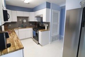 Private kitchen - Beach Home in Quiet Cul-De-Sac, Sleeps 8, Near NAS, Downtown, & Beaches. (Pensacola)