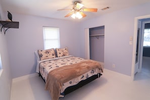 Room - Relaxing home in friendly cul de sac, sleeps 8, near NAS, downtown, & beaches. (Pensacola)