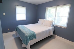 3 bedrooms, iron/ironing board, WiFi, bed sheets - Beach Home in Quiet Cul-De-Sac, Sleeps 8, Near NAS, Downtown, & Beaches. (Pensacola)