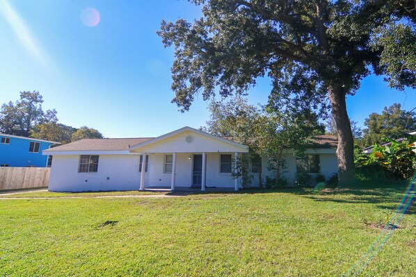 Exterior - Relaxing home in friendly cul de sac, sleeps 8, near NAS, downtown, & beaches. (Pensacola)
