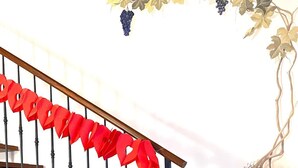 A staircase with heart-shaped decorations and a wall mural with a potted plant. - Dimora Petrucci luxury vacation rental in the heart of Montepulciano (Montepulciano)