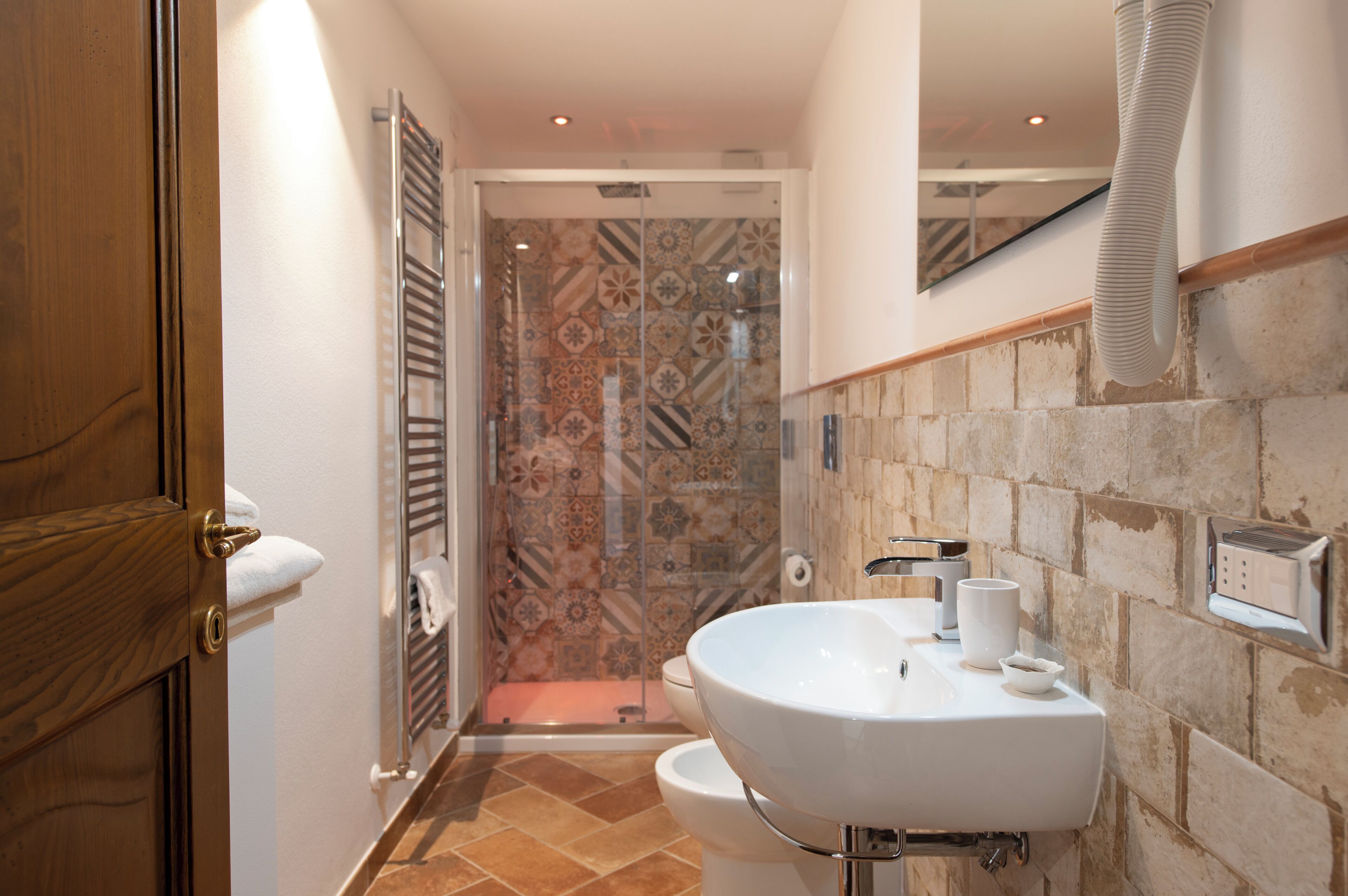 Douche, sèche-cheveux, bidet, serviettes fournies