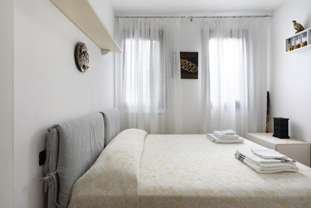 3 dormitorios, caja fuerte, tabla de planchar con plancha y ropa de cama
