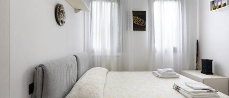 3 bedrooms, in-room safe, iron/ironing board, bed sheets