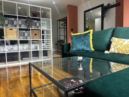 Comfortable 1-bed Chester Apartment with Parking & Full Kitchen, Home from Home