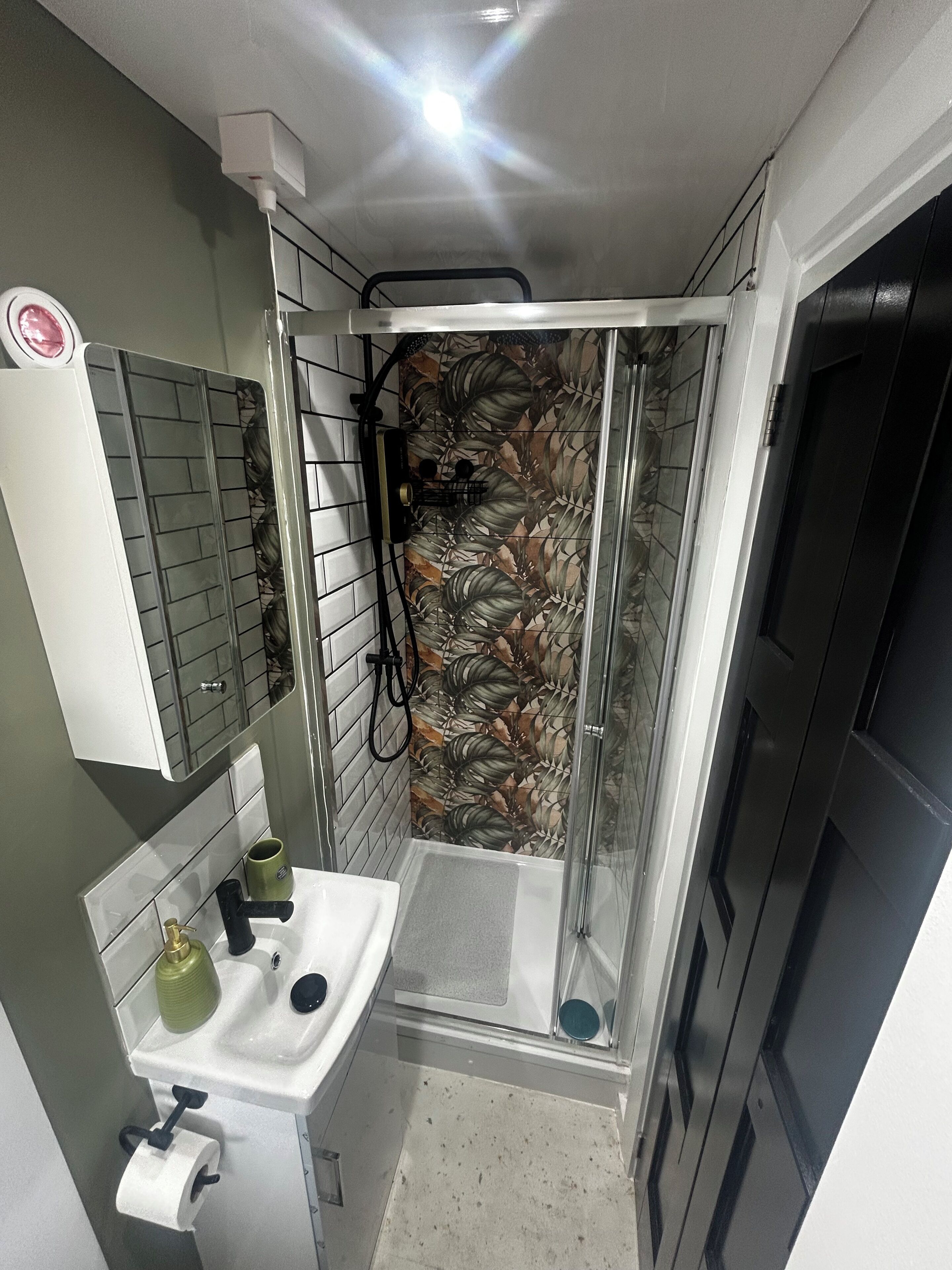 Sèche-cheveux, serviettes fournies, savon, papier toilette