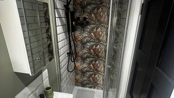 SĂšche-cheveux, serviettes fournies, savon, papier toilette