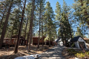 Exterior - Hot Tub Under the Stars • Trails Out Your Door (Big Bear Lake)