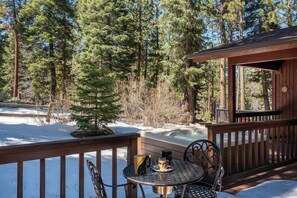 Outdoor dining - Hot Tub Under the Stars • Trails Out Your Door (Big Bear Lake)