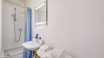 Apartamento | Baño | Secador de pelo, toallas y champú