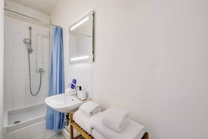 Apartment | Bathroom - Haussmannian apt - 2bdr/6p Near Marais/sentier (Paris)