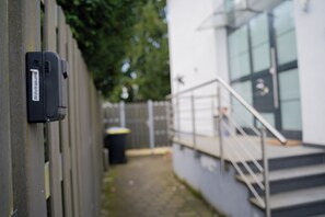 Property grounds - Light-flooded living oasis-fireplace, quiet, parking lot, 24/7 self check-in, 5 pers (Paderborn)